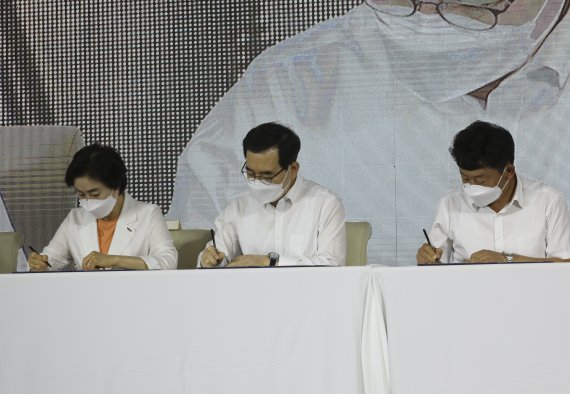 이창양 산업통상자원부 장관(왼쪽 두번째)이 4일 서울시청에서 열린 &#39;시민과 함께하는 에너지효율혁신 발대식&#39;에서 에너지캐시백 가입서명식에 참여하고 있다.  &#x2F;사진&#x3D;뉴시스화상