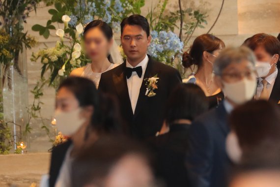 이규호 코오롱글로벌 자동차부문 부사장이 어제 6일 서울 강남구 그랜드 인터컨티넨탈 서울 파르나스에서 열린 자신의 결혼식에 신부와 함께 입장을 준비하고 있다. &#x2F;사진&#x3D;뉴시스