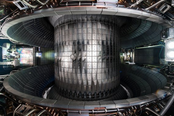 국내 기술로 개발된 우리나라의 초전도 핵융합연구장치 &#39;KSTAR&#39;의 내부 모습. 한국핵융합에너지연구원에 있는 국제핵융합실험로(ITER) 장치와 동일한 초전도 재료로 제작된 세계 최초의 장치다. 핵융합에너지연구원 제공