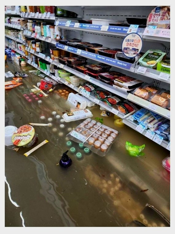 8일 시간당 100mm 넘는 폭우로 전국 편의점 매장 320여 곳이 비 피해를 입었다. 사진&#x3D;인터넷 커뮤니티 뽐뿌 캡처.