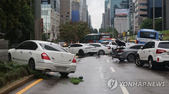 9일 오전 서울 서초구 진흥아파트 앞 서초대로 일대에서 전날 내린 폭우에 침수됐던 차량이 모습을 드러내고 있다. 사진&#x3D;연합뉴스