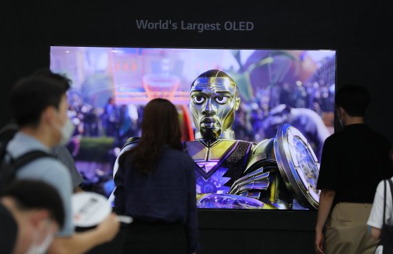 서울 강남구 코엑스에서 열린 한국디스플레이산업전(K-디스플레이2022)에서 참관객들이 현존 최대 크기의 OLED TV 패널인 &#39;97인치 OLED.EX&#39;를 살펴보고 있다.