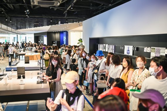 13일 일본 도쿄의 갤럭시 하라주쿠(쇼케이스)에서 소비자들이 &#39;갤럭시Z플립4&#39;, &#39;갤럭시Z폴드4&#39; 등 차세대 폴더블폰을 체험하고 있다. 삼성전자 제공
