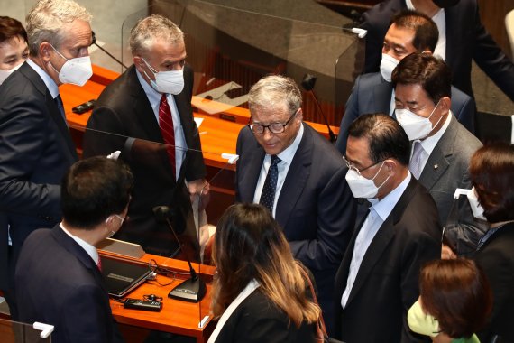 빌 게이츠 빌 앤 멜린다 게이츠 재단 공동 이사장이 16일 서울 여의도 국회에서 연설을 마친 후 의원들과 인사하고 있다. 사진&#x3D;박범준 기자
