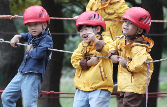 실외 마스크 착용 의무가 전면 해제된 26일 울산 동구 대왕암공원에서 울산해울어린이집 원생들이 숲 밧줄놀이 체험을 하고 있다.  &#x2F;뉴스1