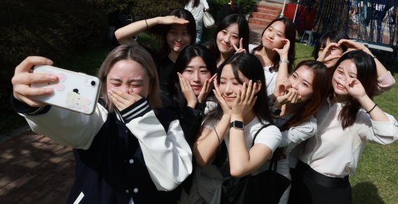 실외 마스크 착용 의무가 전면 해제된 26일 서울 숙명여자대학교에서 열린 축제 &#39;청파제&#39;에 참여한 학생들이 기념촬영을 하고 있다. &#x2F;연합뉴스