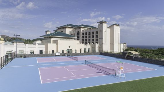 MZ세대를 중심으로 테니스 열풍이 불면서 롯데호텔 제주는 피트니스 클럽 야외에 테니스장을 오픈했다. 롯데호텔 제공
