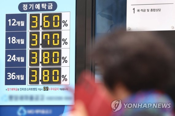 오늘부터 은행 예대금리차 공시 (서울&#x3D;연합뉴스) 진연수 기자 &#x3D; 은행이 과도환 &#39;이자 장사&#39;를 막기 위한 예대금리 차(예금금리와 대출금리 차이) 공시가 시작된 22일 서울 시내 한 은행에 예금 금리 안내문이 붙어있다. 금융권에 따르면 금융당국이 마련한 &#39;금리정보 공시제도 개선방안&#39;에 따라 이날부터 은행연합회 홈페이지를 통해 은행별 예대금리차를 확인할 수 있다. 2022.8.22 jin90@yna.co.kr (끝)