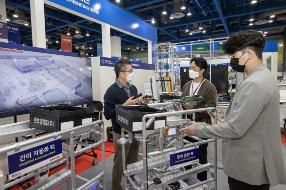 4일 서울 강남구 코엑스에서 열린 '2022 스마트비즈엑스포'에 참가한 산업용 기자재 전문 기업 '한보일렉트' 관계자가 무인운반랙을 소개하고 있다. <span id='_stock_code_005930' data-stockcode='005930'>삼성전자</span> 제공