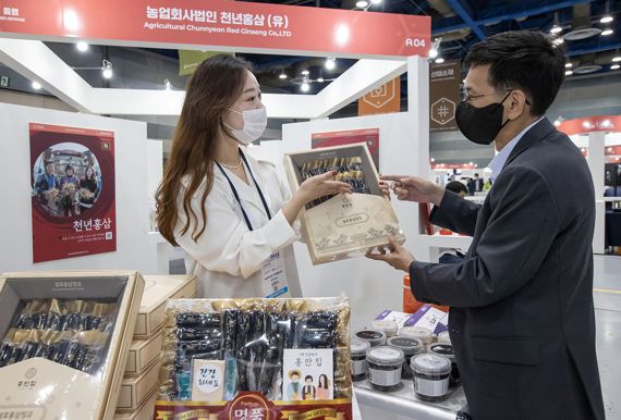4일 서울 강남구 코엑스에서 열린 '2022 스마트비즈엑스포'에 참가한 홍삼가공기업 '천년홍삼' 관계자가 홍삼정과를 선보이고 있다. 삼성전자 제공