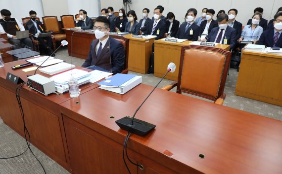 4일 국회에서 열린 교육위원회의 교육부, 국사편찬위원회 등에 대한 국정감사에서 박순애 전 부총리 겸 교육부 장관의 사퇴 이후 교육부 장관이 공석인 가운데, 장상윤 차관이 출석해 자리해 있다. 공동취재, 뉴스1.