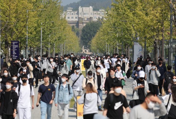 1일 서울 서대문구 연세대학교에서 열린 2023학년도 수시모집 논술고사를 치를 수험생들이 학교를 나서고 있다. 연합뉴스. 사진은 기사 내용과 무관.