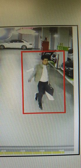 김봉현 전 스타모빌리티 회장이 도주하던 당일인 지난 11일 서울시 강남구 개포동 자택에서 나오는 모습이 폐쇄회로(CC)TV에 포착됐다. /사진=서울남부지검 제공