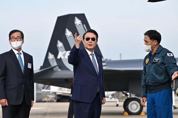 윤석열 대통령이 24일 경남 사천 한국항공우주산업(KAI)을 방문해 KF-21 등 전시된 전투기 및 헬기를 참관하고 있다. (사진&#x3D;대통령실 제공)  &#x2F;사진&#x3D;뉴시스