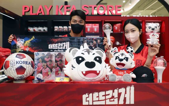 <span id='_stock_code_004170' data-stockcode='004170'>신세계</span> 강남점 KFA 팝업에서 직원들이 응원도구를 선보이고 있다. 신세계백화점 제공.