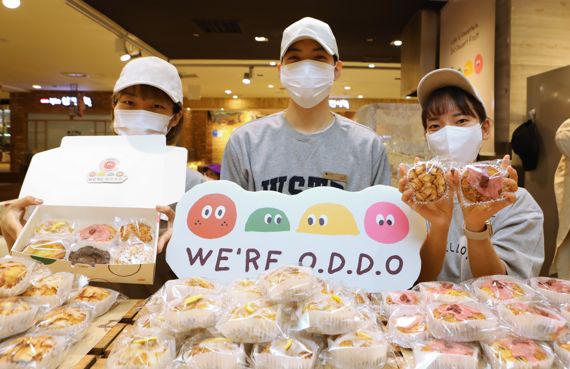 롯데백화점 본점 디저트 팝업스토어에서 '카페 오디디오' 직원들이 상품을 소개하고 있다. 롯데백화점 제공.