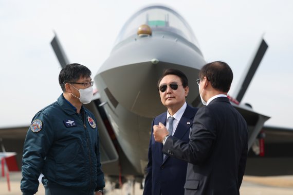 윤석열 대통령(가운데)이 24일 경남 사천시 한국항공우주산업(KAI)에서 국산 항공기 및 전투기를 참관하고 있다. 사진&#x3D;대통령실 제공
