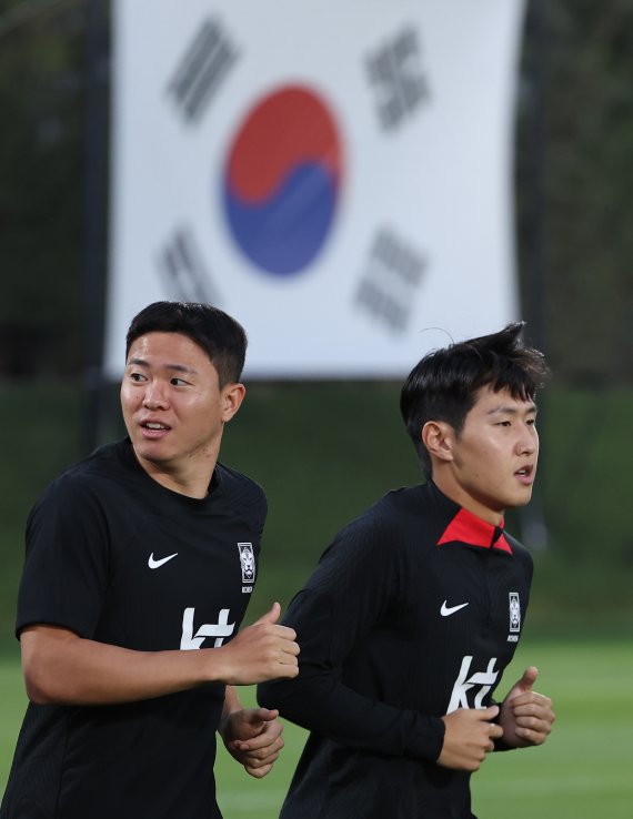 2022 카타르 월드컵 대표팀 권창훈(왼쪽)과 이강인이 25일(현지시간) 카타르 도하 알에글라 트레이닝 센터에서 대형 태극기를 배경으로 훈련을 하고 있다. 사진&#x3D;연합뉴스