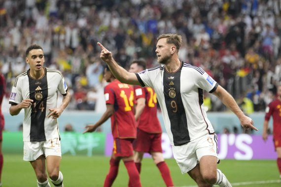 이번 월드컵에 깜짝 발탁된 독일의 니클라스 퓔크루크(오른쪽)가 27일(현지시간) 카타르 알코르 알바이트 스타디움에서 열린 2022 카타르 월드컵 조별리그 E조 2차전 스페인과의 경기 후반 38분 동점골을 넣고 기뻐하고 있다. 1차전 일본에 1대 2로 패했던 독일은 이날 스페인과 1대 1 무승부를 기록하며 16강 진출의 불씨를 살렸다. 출처 연합뉴스