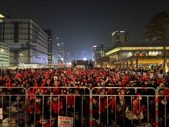 우루과이전이 열렸던 24일 밤 거리응원이 열린 서울 광화문 광장의 모습. 사진&#x3D;주원규 기자(fnDB)