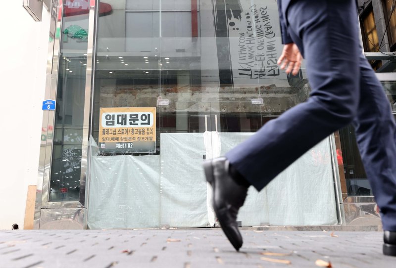 서울 명동의 문 닫은 점포 앞을 지나는 시민. &#x2F;연합뉴스