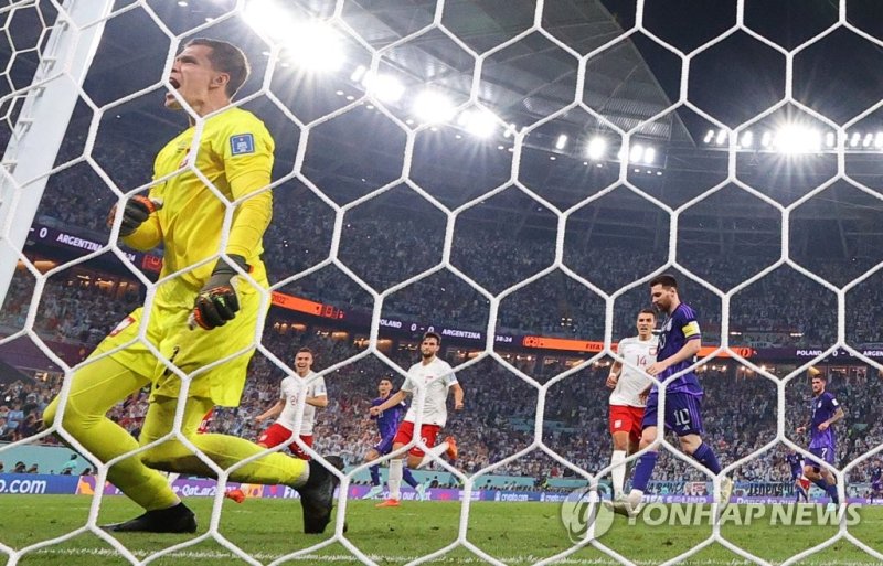 아르헨티나 리오넬 메시의 페널티킥을 막아내는 폴란드의 보이치에흐 슈쳉스니. 사진&#x3D;연합뉴스