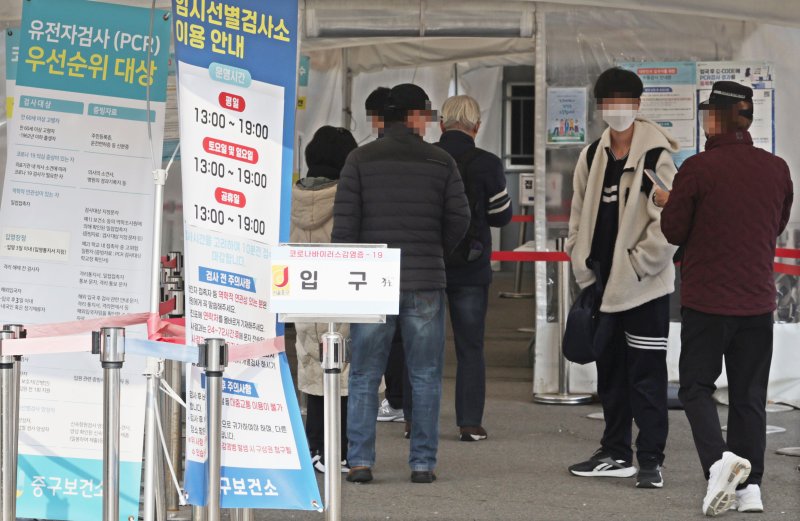 지난 9일 서울역에 마련된 코로나19 임시선별검사소에서 시민들이 검사를 받기 위해 줄지어 서있다. 연합뉴스