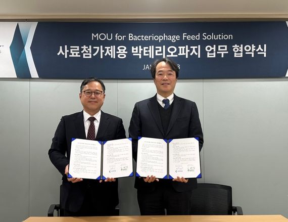 (왼쪽부터) 황일환 이지바이오 대표와 김현일 옵티팜 대표가 협약식 후 포즈를 취하고 있다. 사진&#x3D;옵티팜