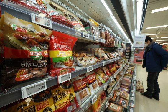 햄, 빵, 과자 등 갖가지 식음료의 가격이 오르고 있는 가운데 26일 서울 한 대형마트에서 시민들이 장을 보고 있다. 사진&#x3D;박범준 기자