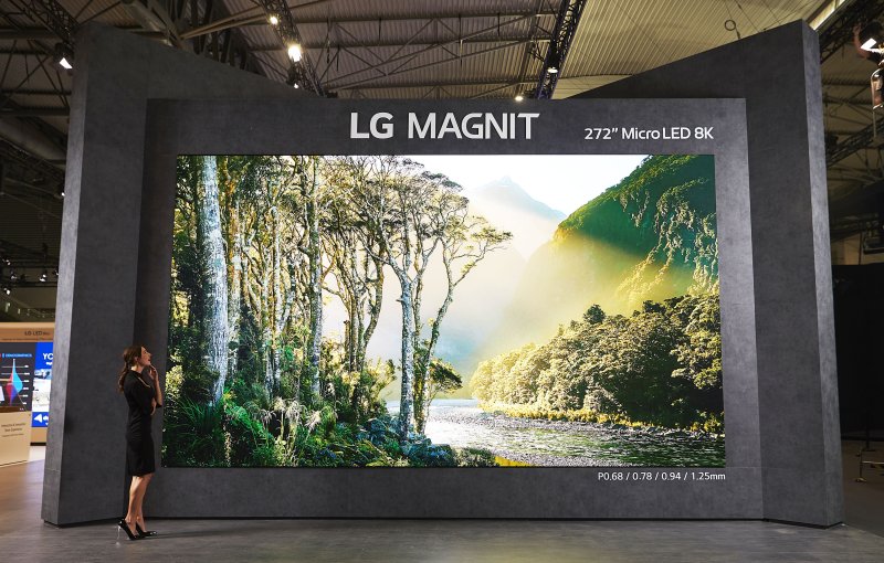 LG전자 모델이 ISE 2023 LG전자 전시관 입구에 설치된 8K 272형 마이크로 LED 사이니지 &#39;LG 매그니트&#39;로 영상을 감상하고 있다. LG전자 제공