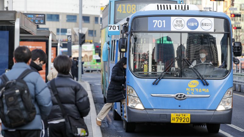 서울시가 택시요금을 인상한데 이어 8년 만에 버스와 지하철 요금을 올리는 방안을 추진하고 있어 이용객들의 부담이 커질 것이란 우려가 나오고 있다. 사진&#x3D;뉴스1화상