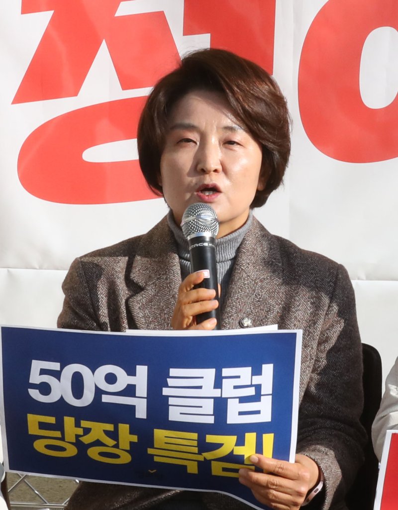 이은주 정의당 원내대표가 14일 오전 서울 여의도 국회 본관 앞에서 열린 의원총회에서 발언하고 있다. 뉴시스