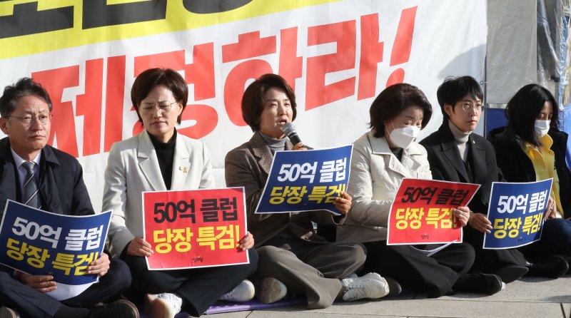 이은주 정의당 원내대표가 14일 오전 서울 여의도 국회 본관 앞에서 열린 의원총회에서 발언하고 있다. 뉴시스