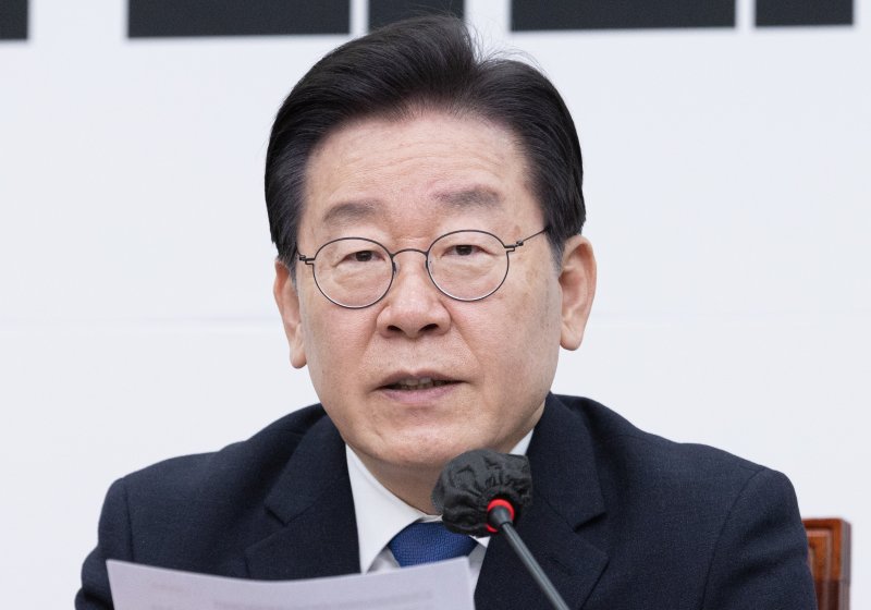 이재명 더불어민주당 대표가 15일 오전 서울 여의도 국회에서 열린 최고위원회의에서 발언하고 있다. 뉴스1