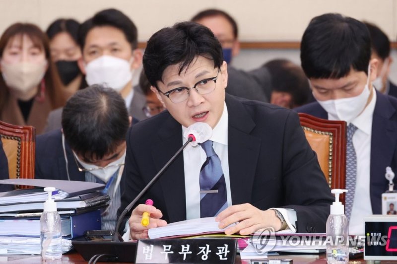 법사위 의원질의 답하는 한동훈 장관 (서울=연합뉴스) 임화영 기자 = 한동훈 법무부 장관이 15일 오전 국회에서 열린 법제사법위원회 전체회의에서 의원질의에 답하고 있다. 2023.2.15 hwayoung7@yna.co.kr (끝) /사진=연합뉴스