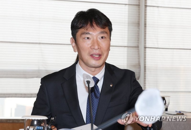 발언하는 이복현 금감원장 (서울=연합뉴스) 임화영 기자 = 이복현 금감원장이 10일 오전 서울 중구 롯데호텔에서 열린 '글로벌 금융시장 리스크 점검 및 금융회사 해외진출 지원 간담회'에서 발언하고 있다. 2022.11.10 hwayoung7@yna.co.kr (끝) /사진=연합뉴스