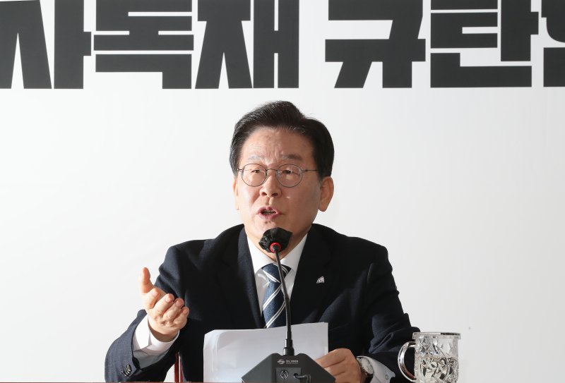 이재명 더불어민주당 대표가 23일 오전 서울 여의도 국회에서 열린 기자간담회에 참석해 발언하고 있다. /사진=뉴시스