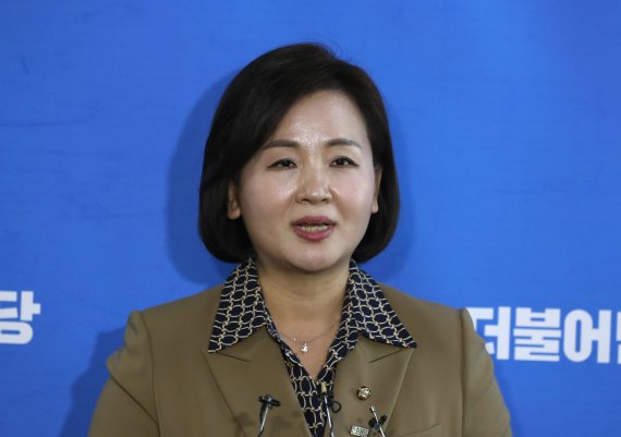 [서울=뉴시스] 전진환 기자 = 이수진 더불어민주당 원내대변인이 9일 서울 여의도 국회 당 대표실 앞에서 국정조사 요구서 제출 관련 브리핑을 하고 있다. 2022.11.09. amin2@newsis.com <저작권자ⓒ 공감언론 뉴시스통신사. 무단전재-재배포 금지.> /사진=뉴시스화상