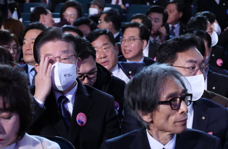 정진석 국민의힘 비상대책위원장(두 번째 줄 오른쪽)과 이재명 더불어민주당 대표(두 번째 줄 왼쪽)가 3월 1일 서울 중구 유관순 기념관에서 열린 제104주년 3.1절 기념식에 참석해 있다. 연합뉴스