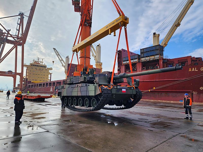 현대로템이 폴란드에 수출하는 K2 전차 5대를 3개월 앞당겨 납품했다. 22일(현지시간) 폴란드 그드니아 항구에 도착한 K2 전차가 옮겨지고 있다. 현대로템 제공