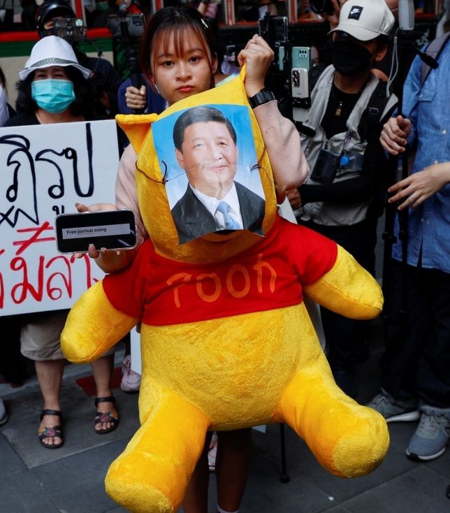 지난해 11월 태국 방콕에서 한 시위 참가자가 시진핑 중국 국가주석 사진을 붙인 &#39;곰돌이 푸&#39; 인형을 껴안은 채 &#39;홍콩을 해방하라&#39;(Free Hong Kong)는 문구의 손팻말을 들고 있다. 사진&#x3D;뉴스1