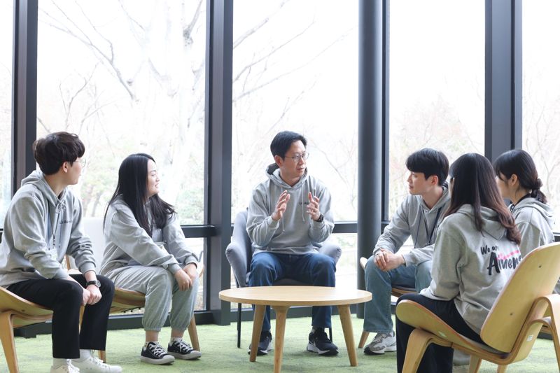 배경훈 LG AI연구원장(왼쪽 세번째)이 지난 25일 경기도 이천 LG인화원에서 열린 &#39;LG AI 해커톤&#39;에 참가한 청년들과 대화를 나누고 있다. LG그룹 제공