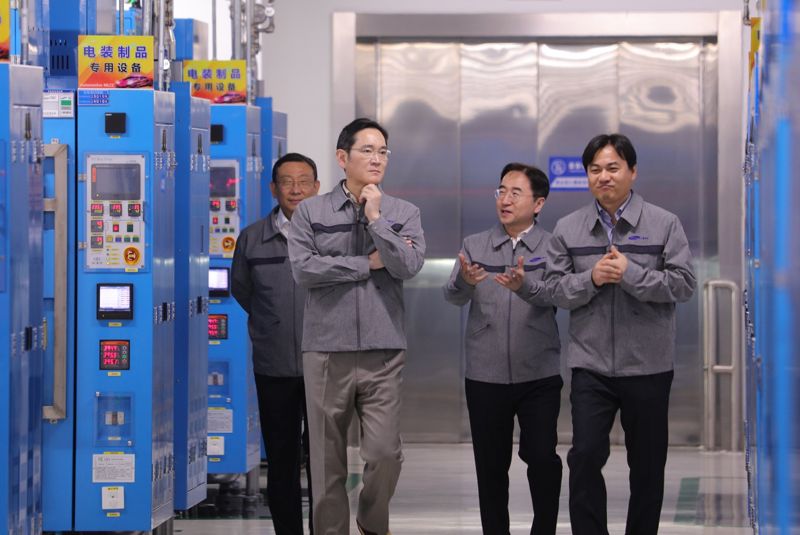 이재용 삼성전자 회장(왼쪽 두번째)이 24일 중국 텐진에 위치한 삼성전기 사업장을 방문해 관계자들과 MLCC 생산 공장을 점검하고 있다. 삼성전자 제공