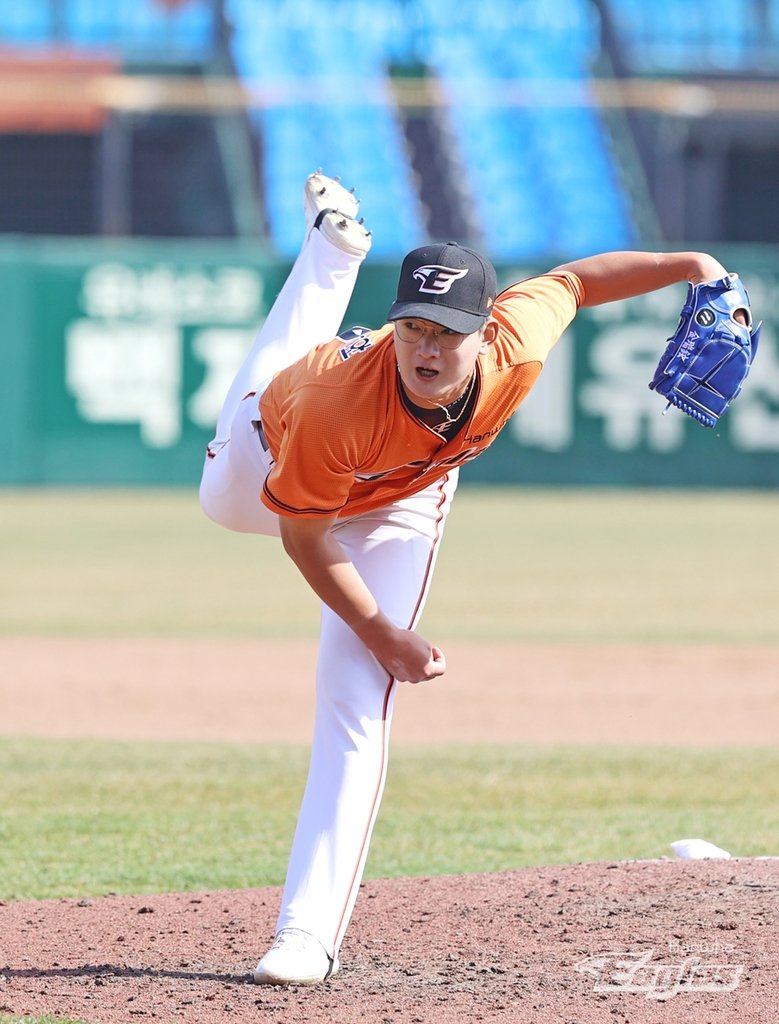 한화 신인 김서현의 투심과 체인지업이 시범경기 초반 빛을 발하고 있다.