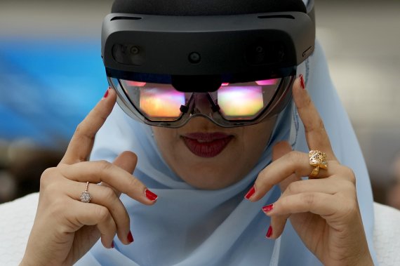 한 여성이 VR(가상현실) 기기를 쓰고 가상현실 세계를 체험하고 있다.  &#x2F;사진&#x3D;AP연합뉴스