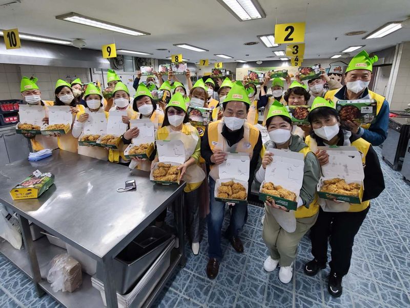 제너시스BBQ그룹은 대한적십자사와 손잡고 매주 1회 치킨을 기부하겠다고 30일 밝혔다. BBQ 제공