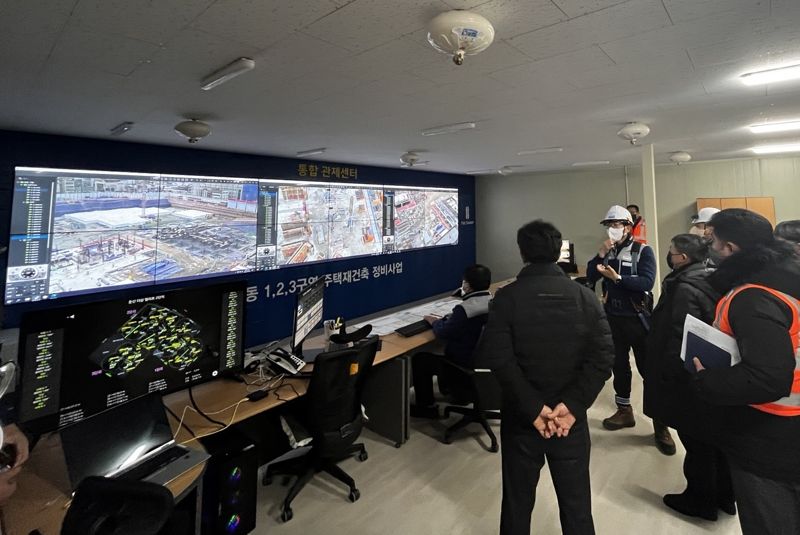 포스코이앤씨 관계자들이 스마트 안전관리솔루션 통합관제센터에서 건설현장을 모니터링하고 있다. 포스코DX 제공