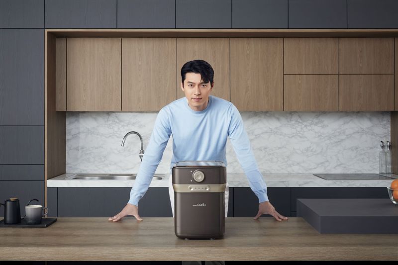 스마트카라 음식물처리기와 브랜드 모델 배우 현빈. 스마트카라 제공.