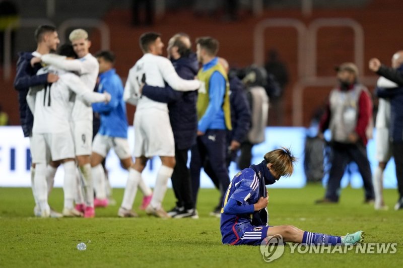 환호하는 이스라엘, 주저앉은 일본 선수들(연합뉴스)