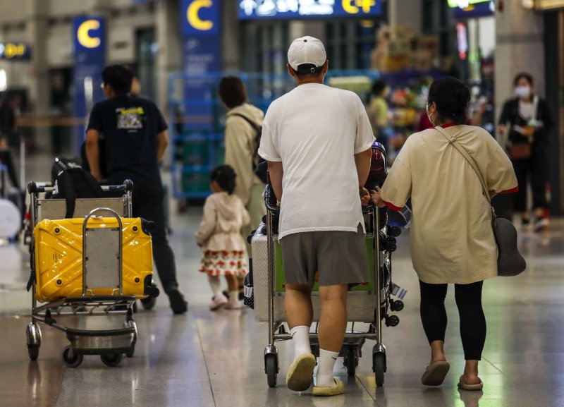 [인천공항&#x3D;뉴시스] 정병혁 기자 &#x3D; 29일 오후 인천국제공항 제1여객터미널 입국장에서 태풍 &#39;마와르&#39; 여파로 폐쇄됐던 괌 국제공항에 발 묶였던 여행객들이 귀국하고 있다. 2023.05.29. jhope@newsis.com &lt;저작권자ⓒ 공감언론 뉴시스통신사. 무단전재-재배포 금지.&gt; &#x2F;사진&#x3D;뉴시스화상